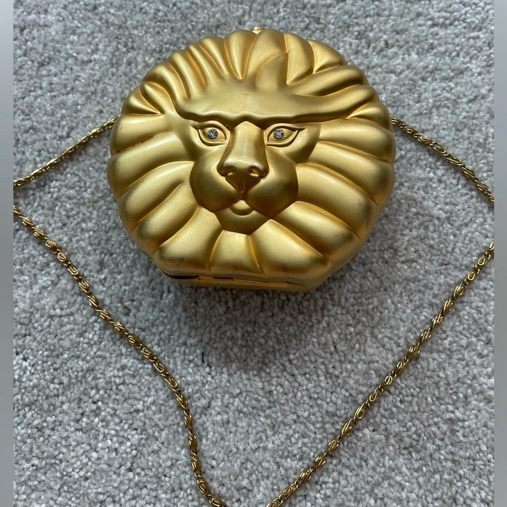 🚚 MOVING SALE Vintage brushed gold Lion's Head hard case minaudière crossbody - Picture 3 of 15